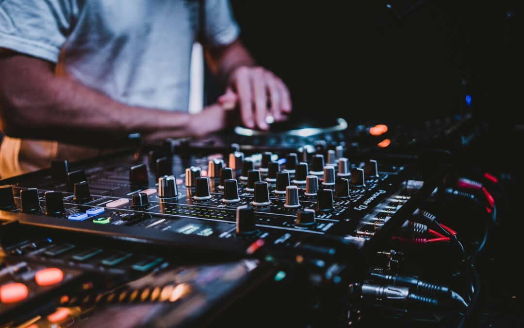Viva a experiência de ser um DJ