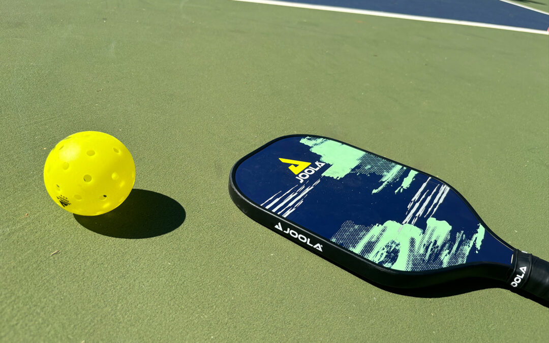 Pickleball: como adquirir bolas e raquetes