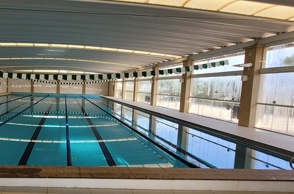 Manutenção na cobertura da Piscina do Clube da Mata