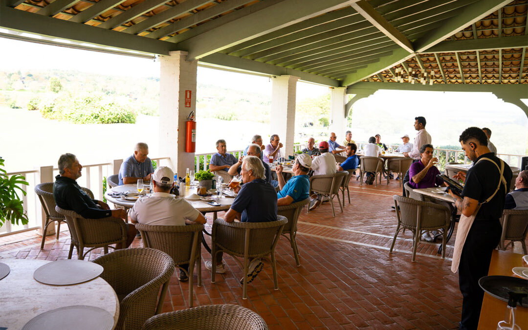 Clubes e restaurantes no feriado