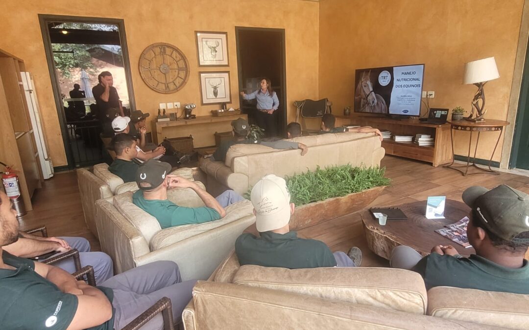 Tratadores recebem palestra sobre nutrição dos cavalos
