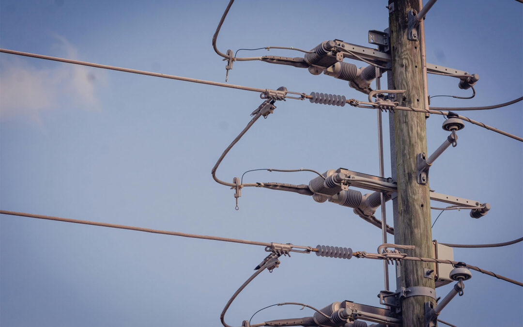 Manutenção programada na rede de energia elétrica